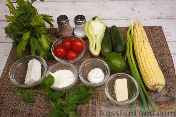 Салат с жареной кукурузой, огурцом, помидорами черри и болгарским перцем