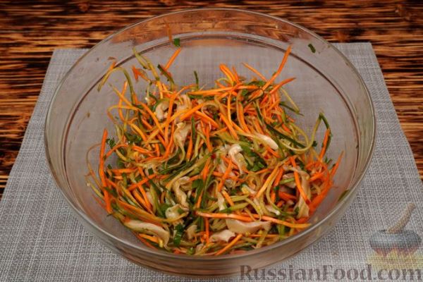 Салат с кальмарами, морковью и огурцами, по-корейски