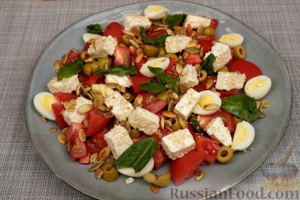 Салат из помидоров с оливками, фетой и перепелиными яйцами