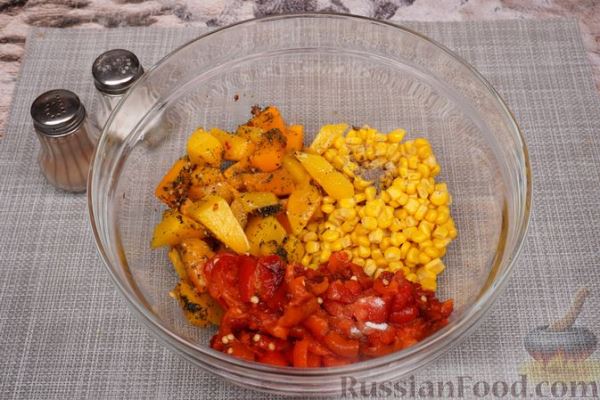 Салат с запечённым болгарским перцем, тыквой и кукурузой