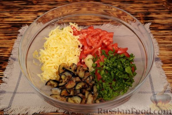 Салат с баклажанами, помидорами и сыром