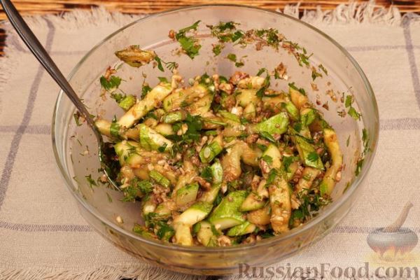 Салат из жареных кабачков с орехами и зеленью