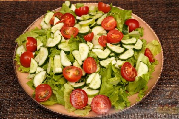 Овощной салат с мидиями и сыром