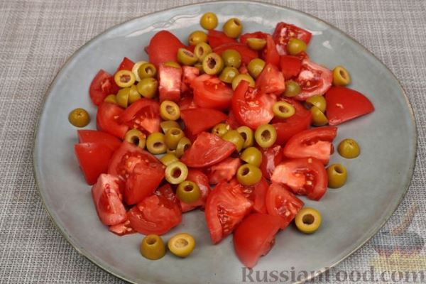 Салат из помидоров с оливками, фетой и перепелиными яйцами