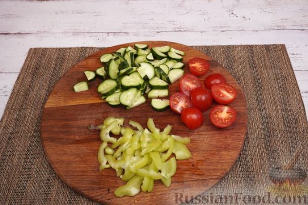 Салат с жареной кукурузой, огурцом, помидорами черри и болгарским перцем