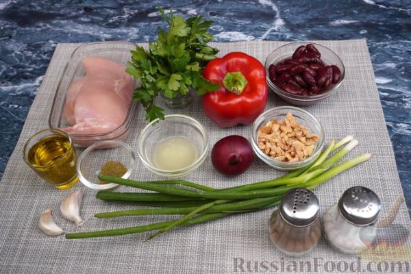 Салат с курицей, болгарским перцем, фасолью и орехами