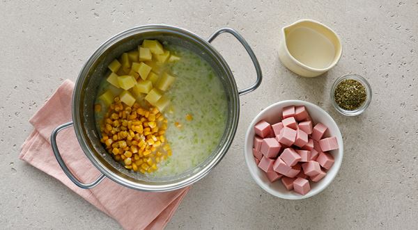 Сливочный кукурузный суп с колбасой