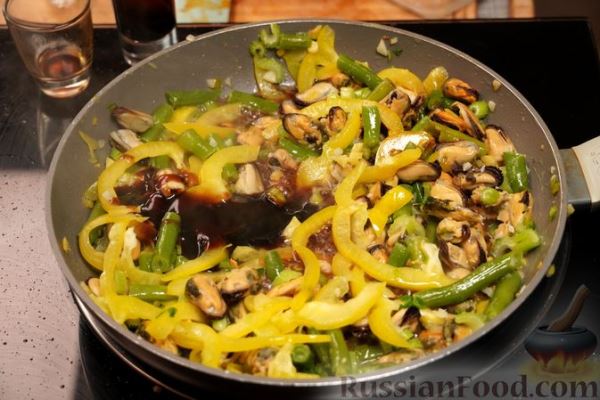 Салат с фунчозой, мидиями и овощами
