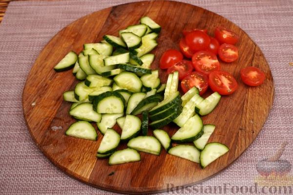 Салат с курицей, овощами и сыром