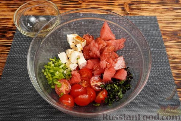 Салат из помидоров, арбуза и феты