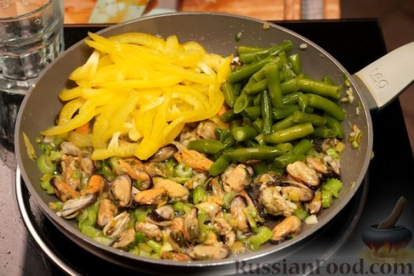 Салат с фунчозой, мидиями и овощами