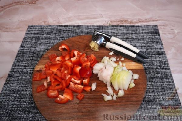 Салат из запечённых овощей с соевым соусом и чесноком