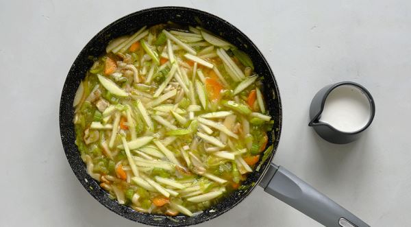 Сливочный суп с курицей и грибами
