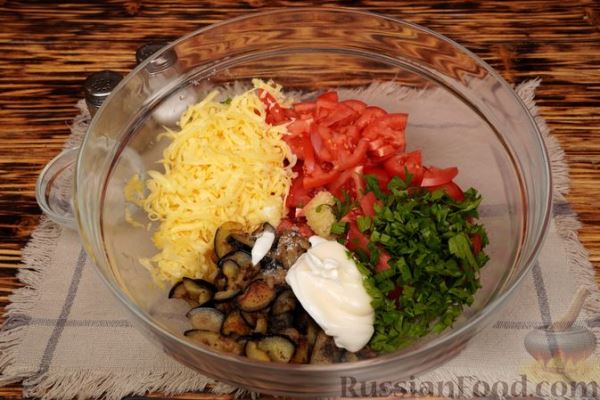 Салат с баклажанами, помидорами и сыром