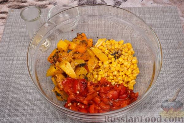 Салат с запечённым болгарским перцем, тыквой и кукурузой