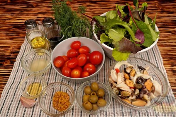 Салат с морепродуктами, помидорами и оливками