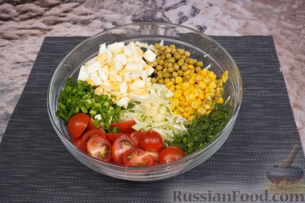 Салат из капусты с помидорами, горошком, кукурузой и яйцами