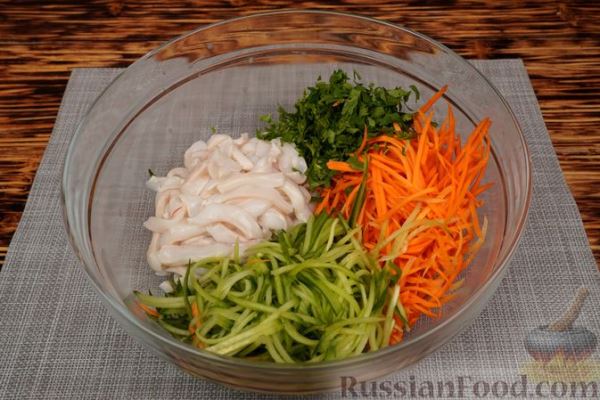 Салат с кальмарами, морковью и огурцами, по-корейски