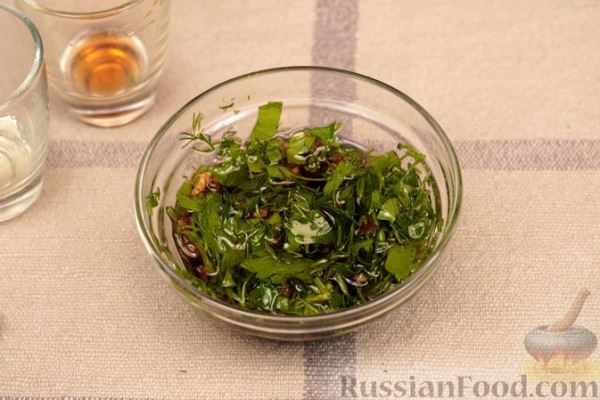 Салат из жареных кабачков с орехами и зеленью