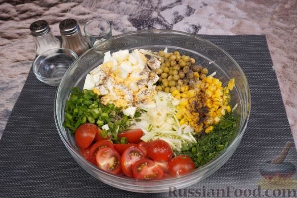 Салат из капусты с помидорами, горошком, кукурузой и яйцами