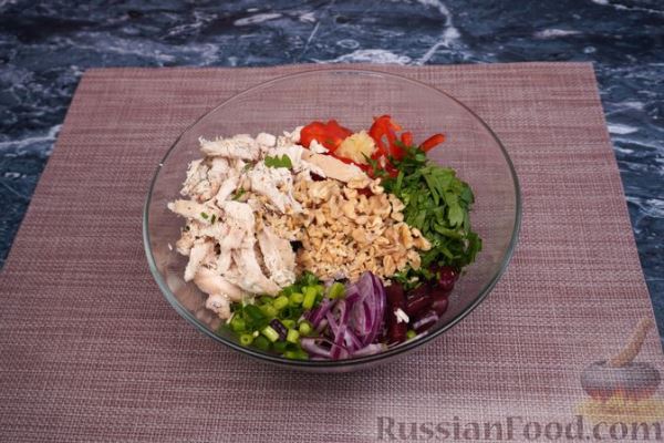 Салат с курицей, болгарским перцем, фасолью и орехами