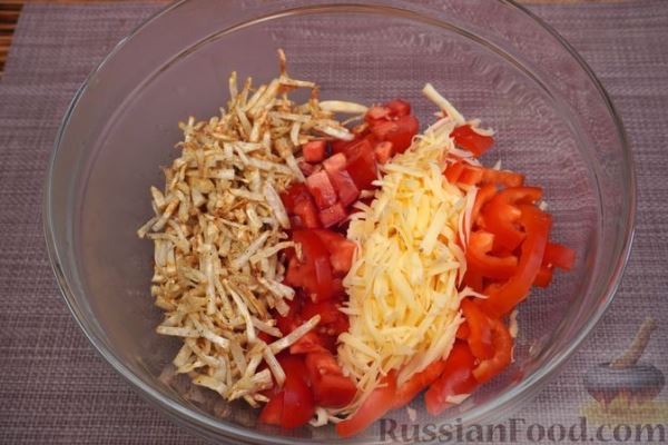 Салат с жареным сельдереем, помидорами, перцем и сыром