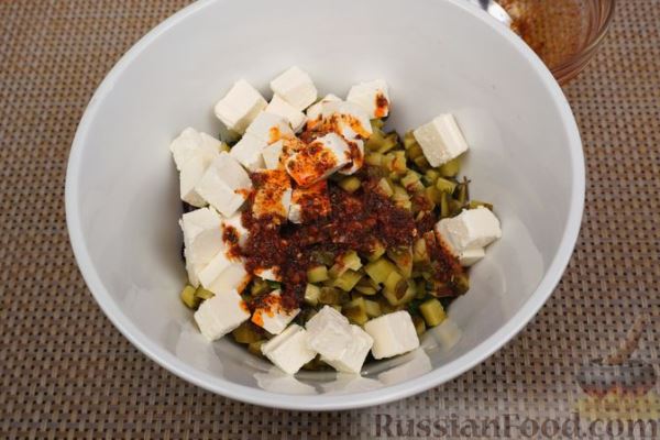 Салат с фасолью, маринованными огурцами и фетой