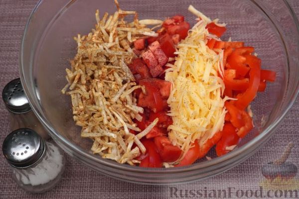Салат с жареным сельдереем, помидорами, перцем и сыром